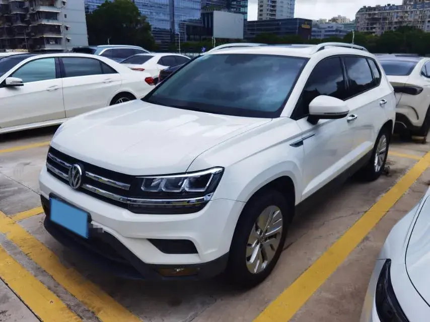 2019 VOLKSWAGEN THARU view 1