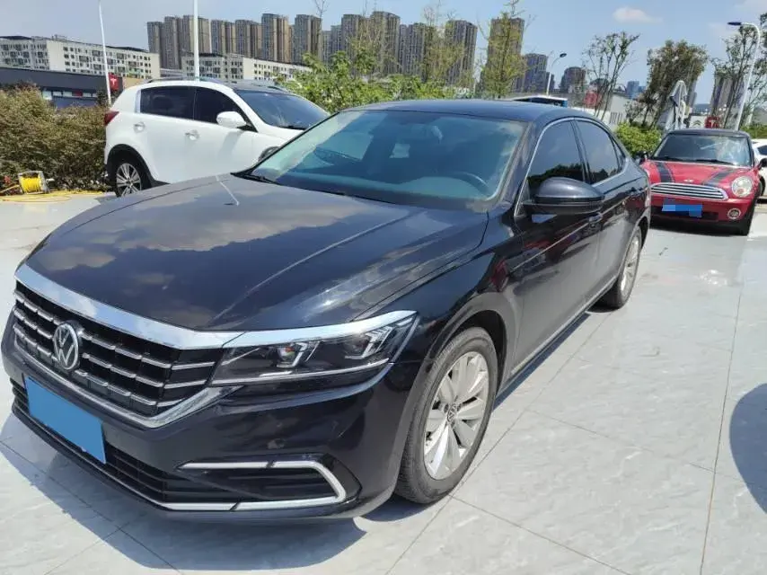 2021 VOLKSWAGEN PASSAT view 1