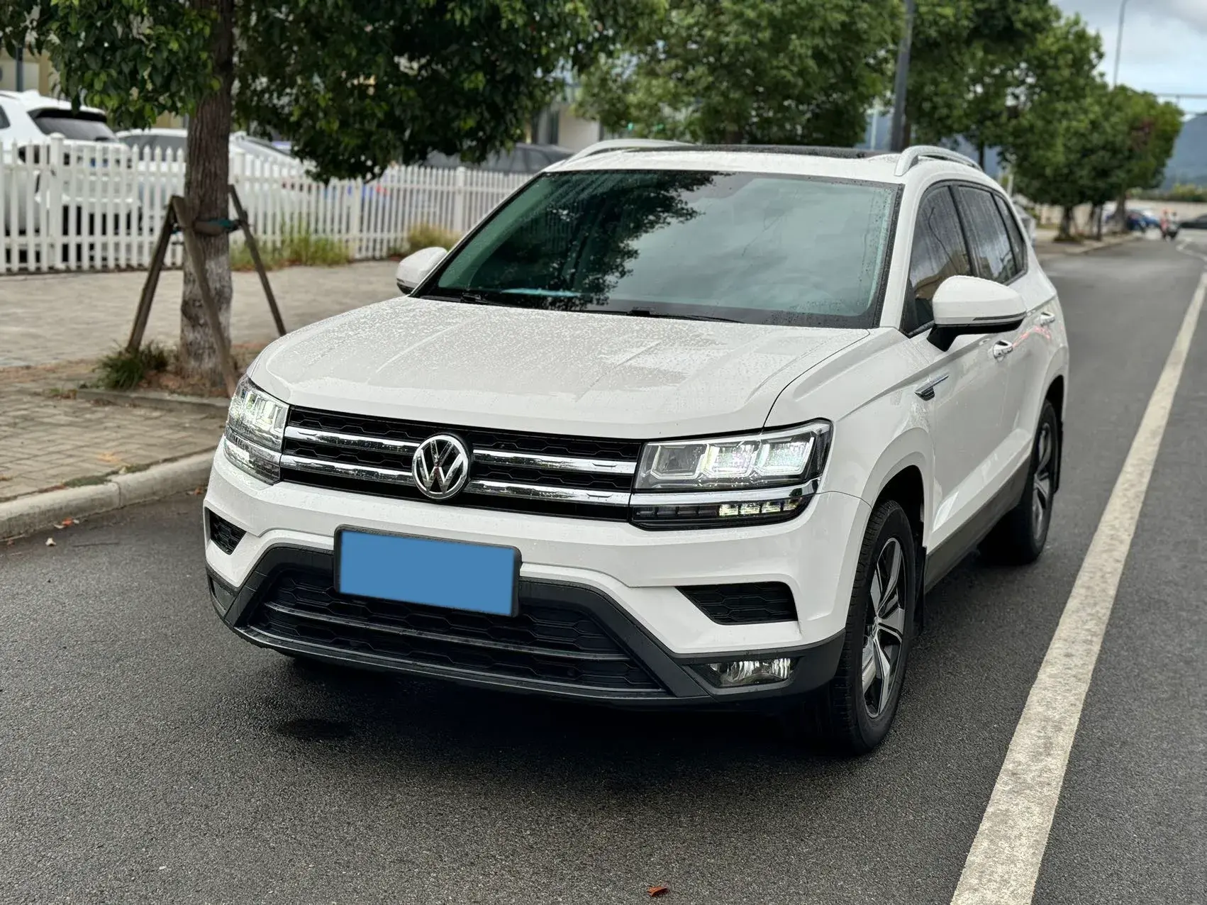 2020 VOLKSWAGEN THARU view 1