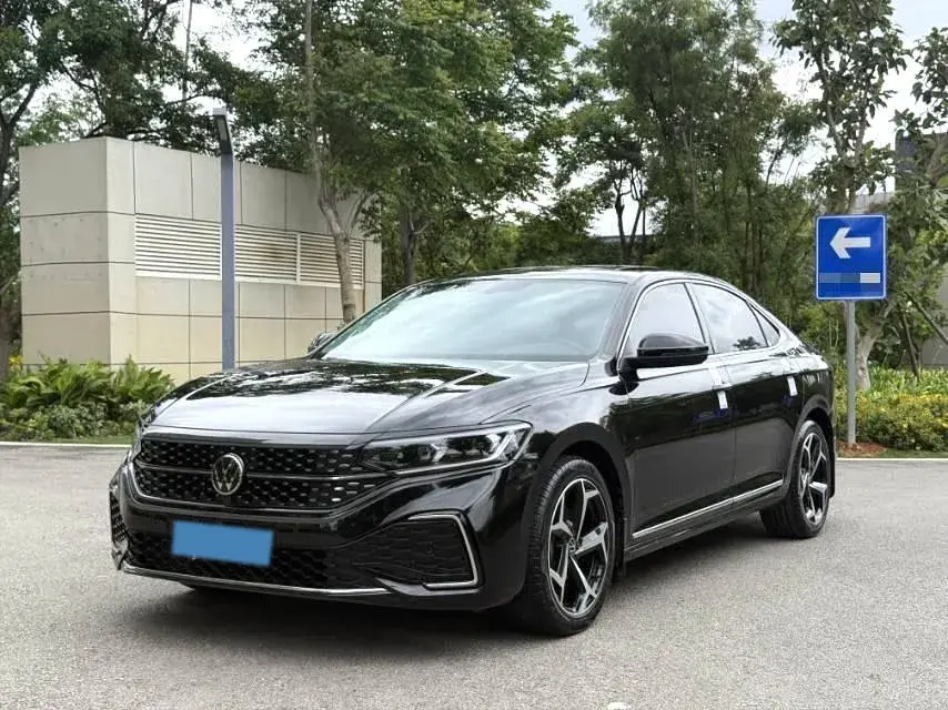 2023 VOLKSWAGEN PASSAT view 1