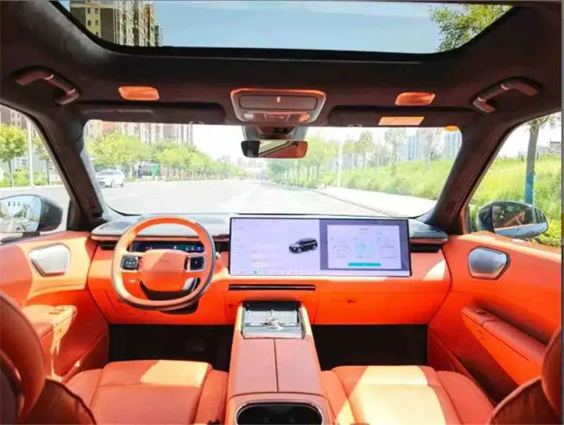 2025 LYNK&CO 900 thumbnail 2