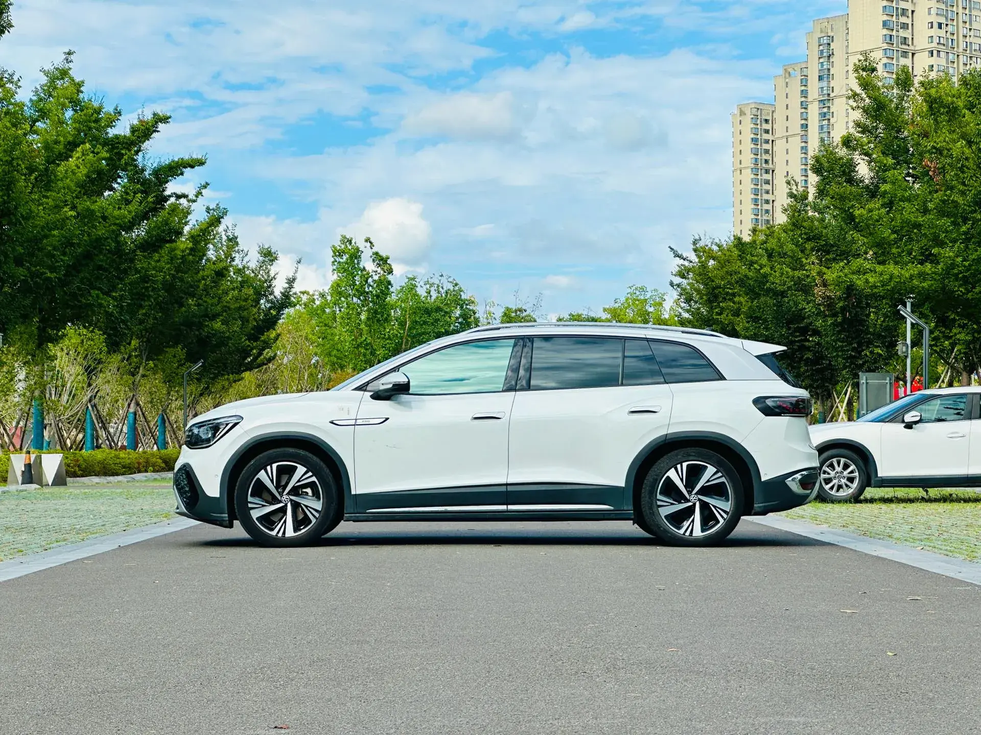 2022 VOLKSWAGEN ID.6 thumbnail 3