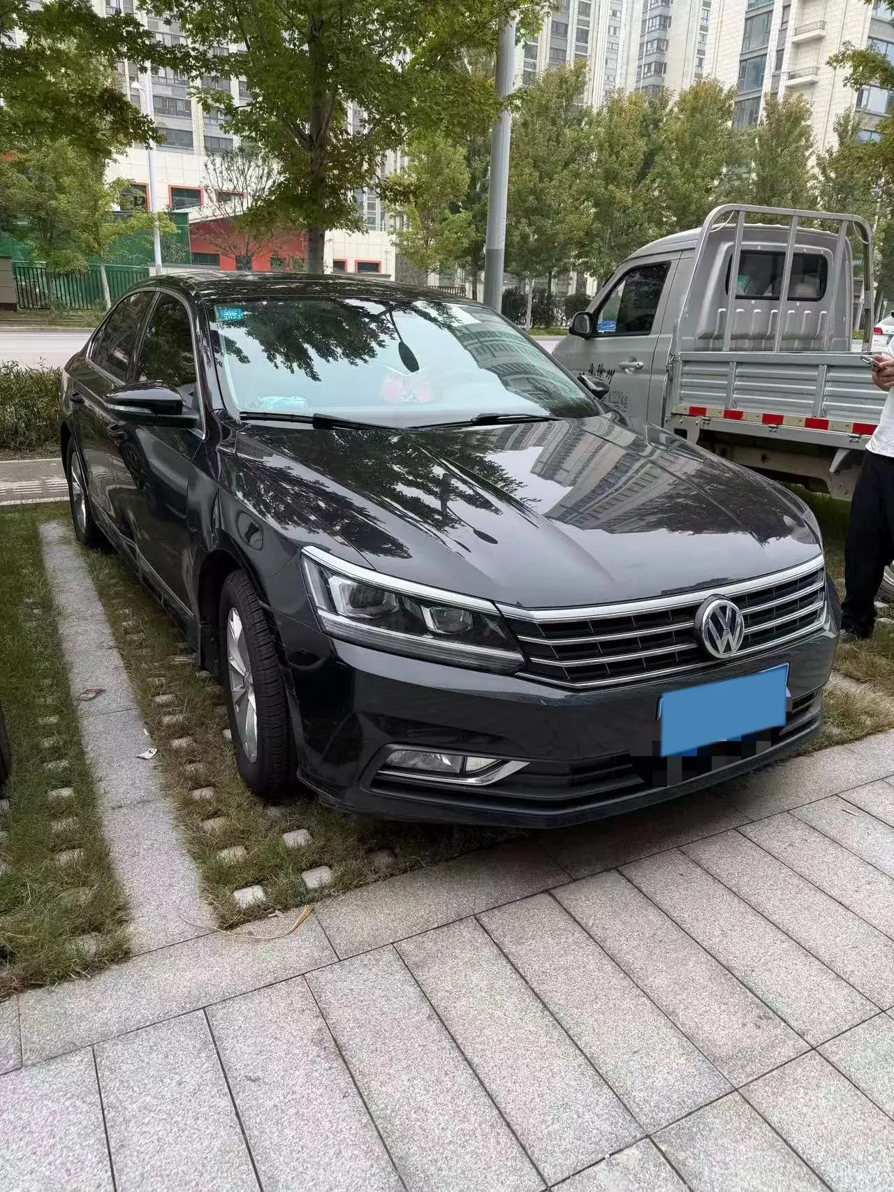 2017 VOLKSWAGEN PASSAT thumbnail 3