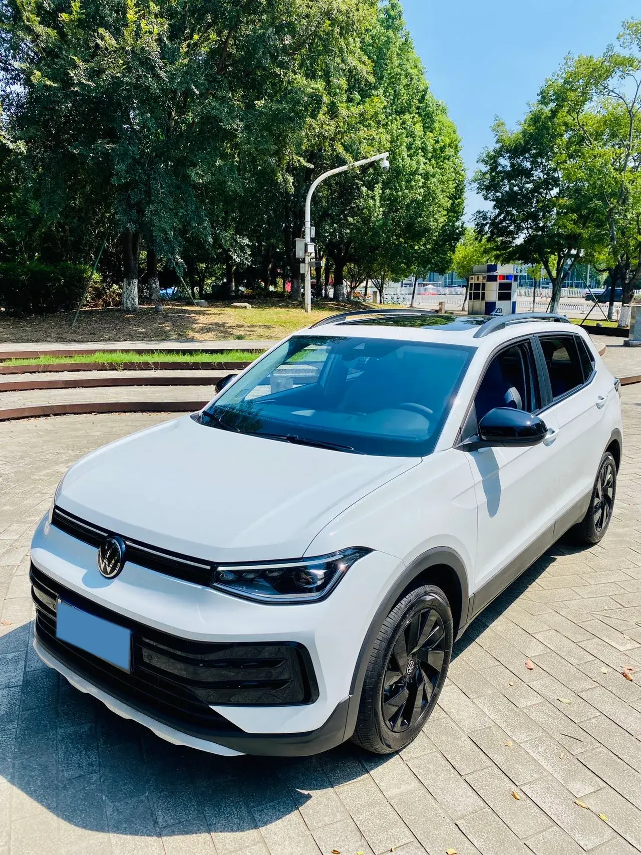 2025 VOLKSWAGEN THARU view 1