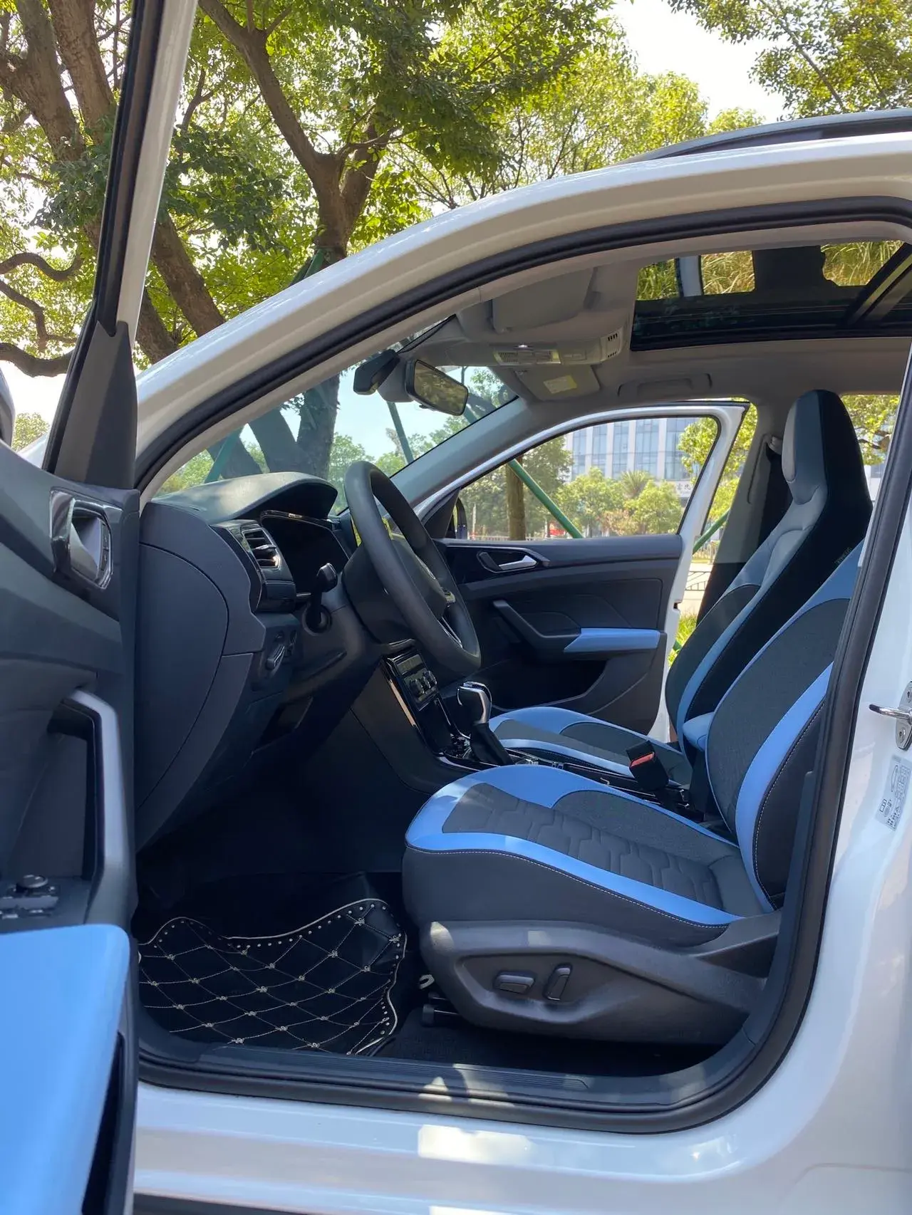 2025 VOLKSWAGEN THARU thumbnail 4