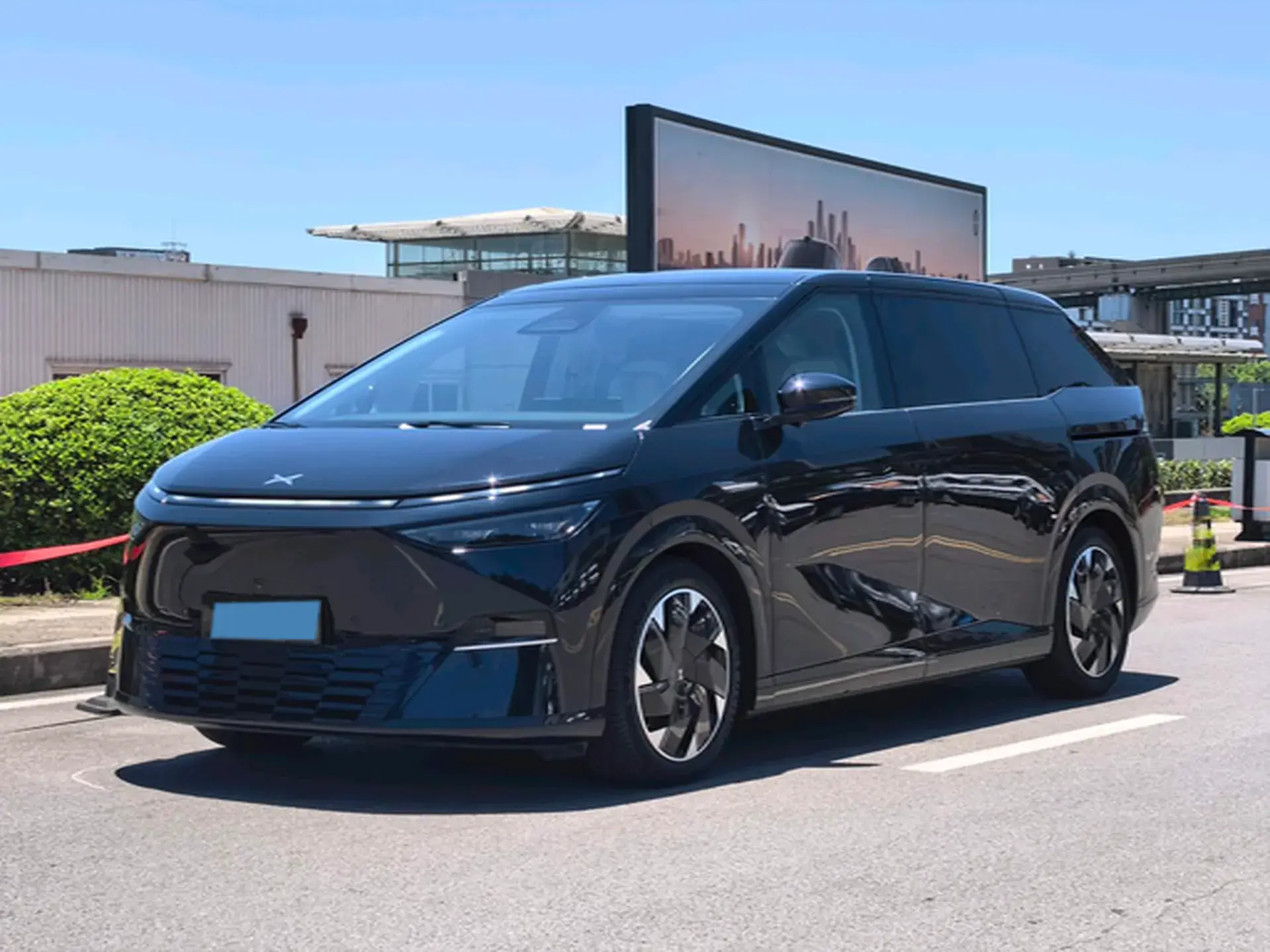 2025 XPENG X9 view 1