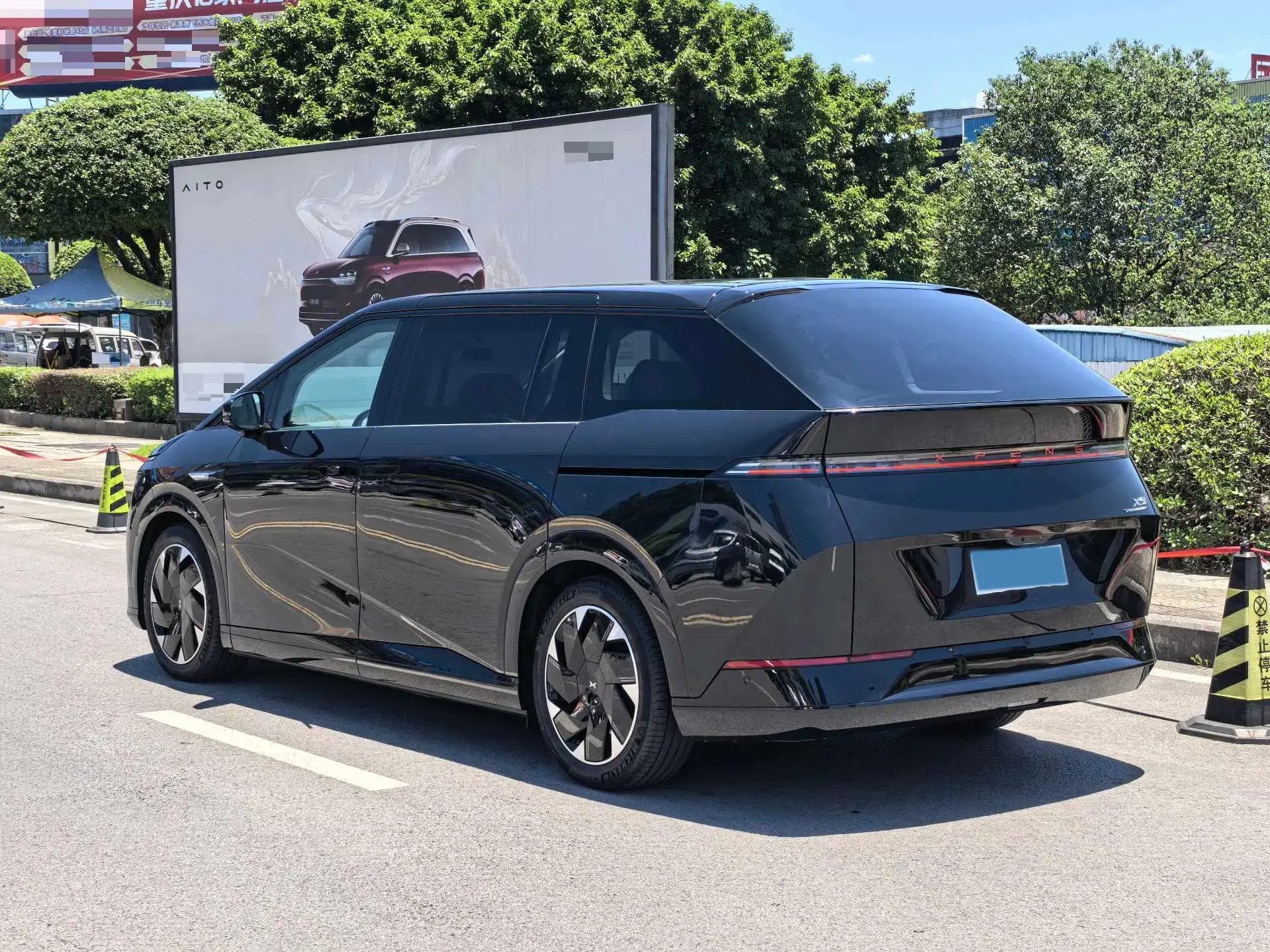 2025 XPENG X9 thumbnail 3