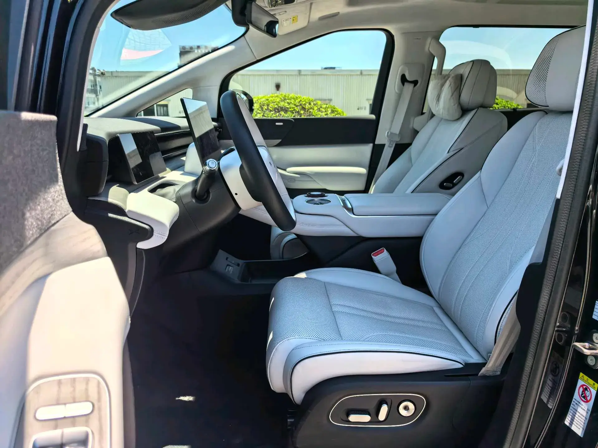 2025 XPENG X9 thumbnail 4