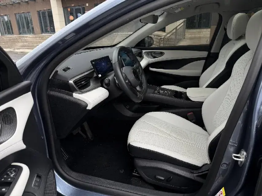 2025 BYD SEAL05 thumbnail 4