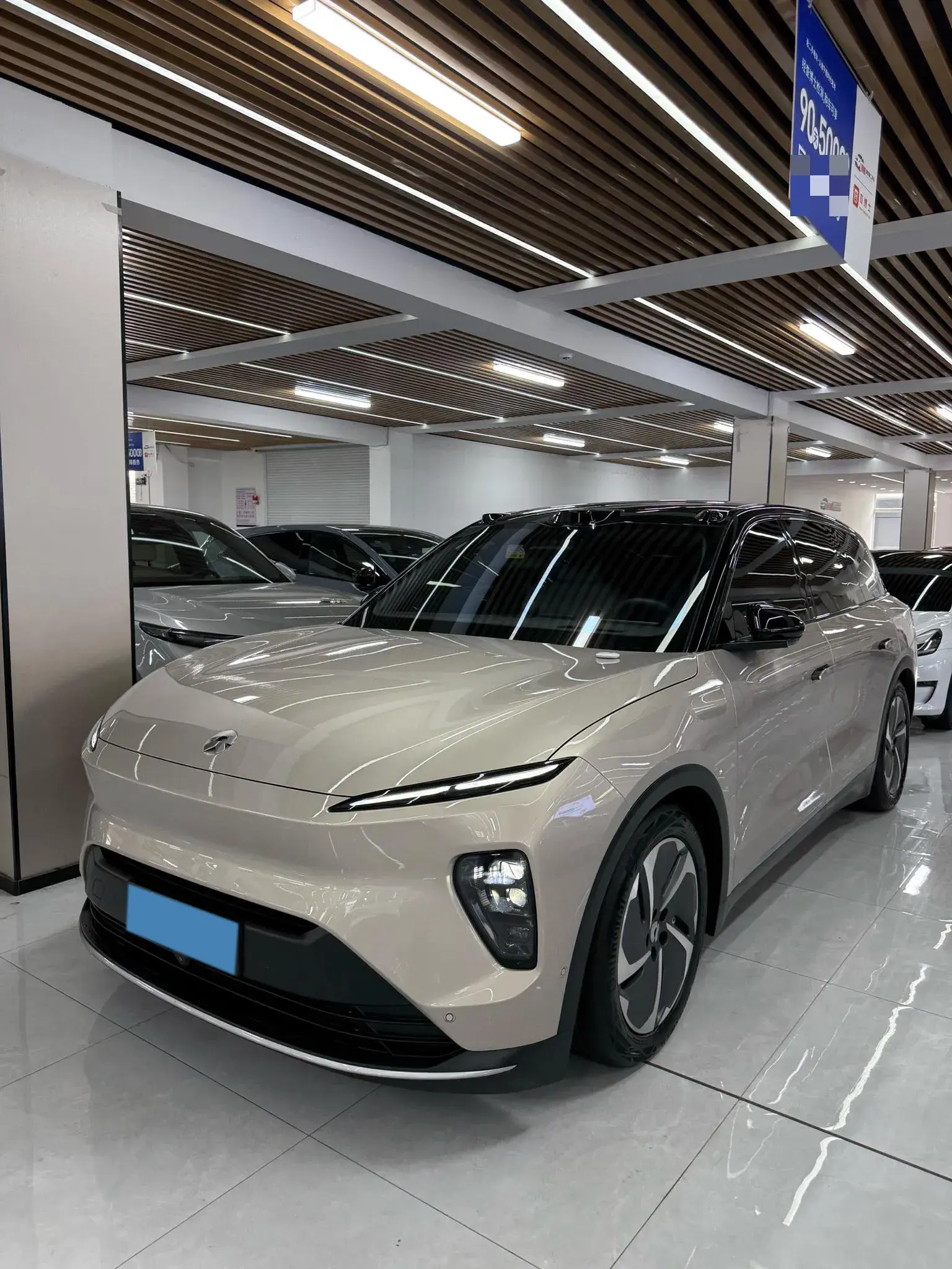 2023 NIO ES8 view 1