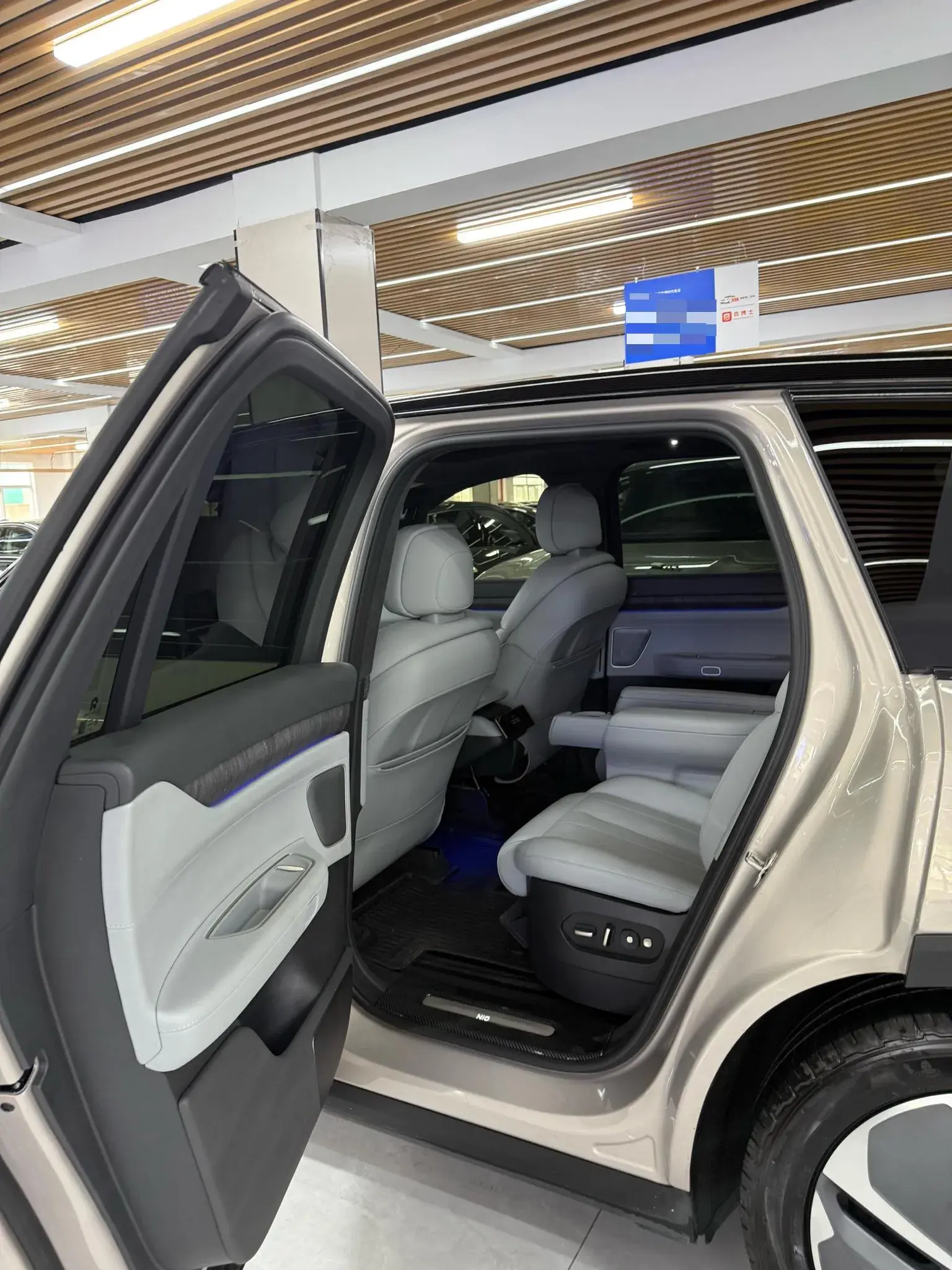 2023 NIO ES8 thumbnail 4