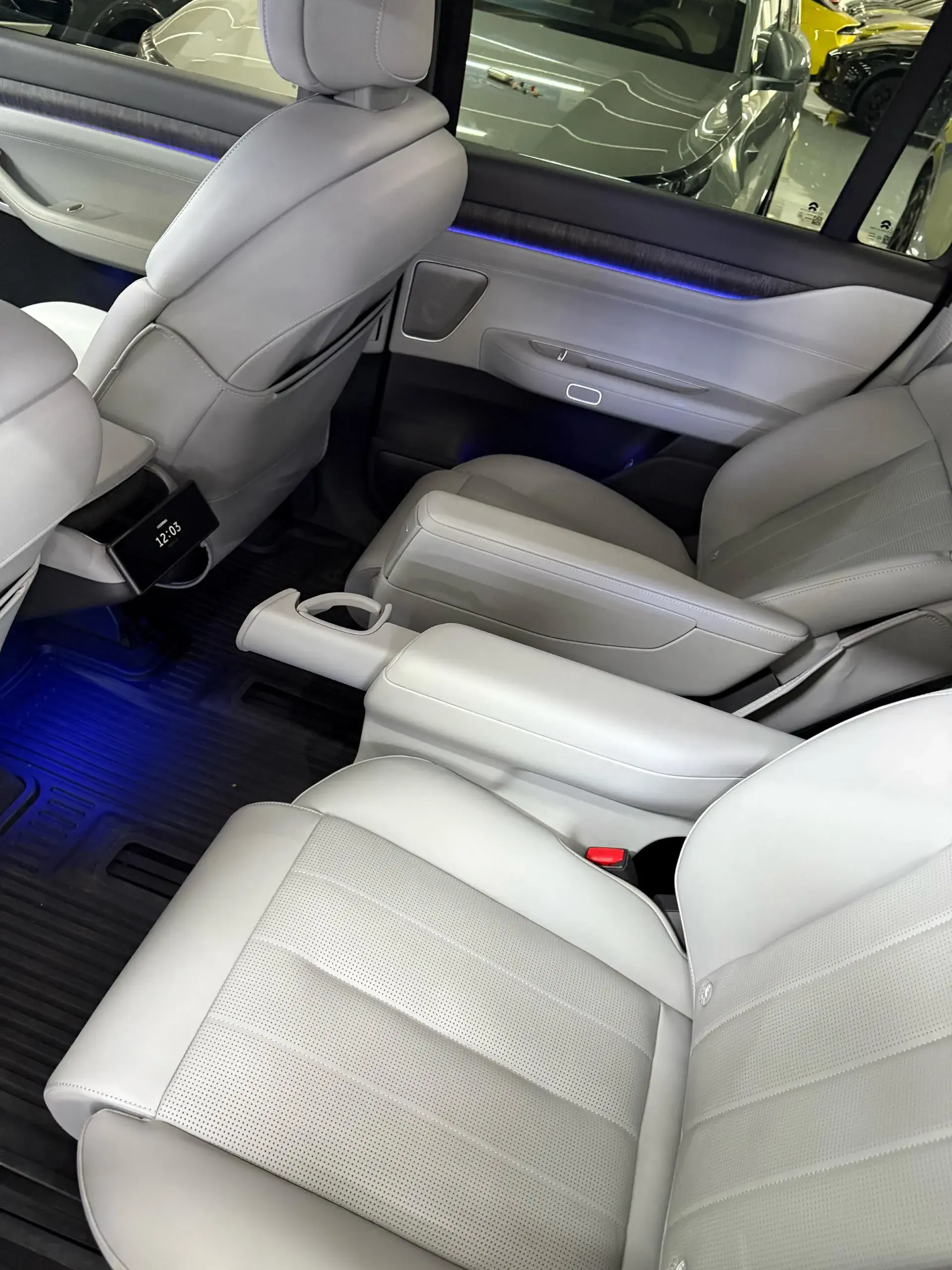 2023 NIO ES8 thumbnail 3