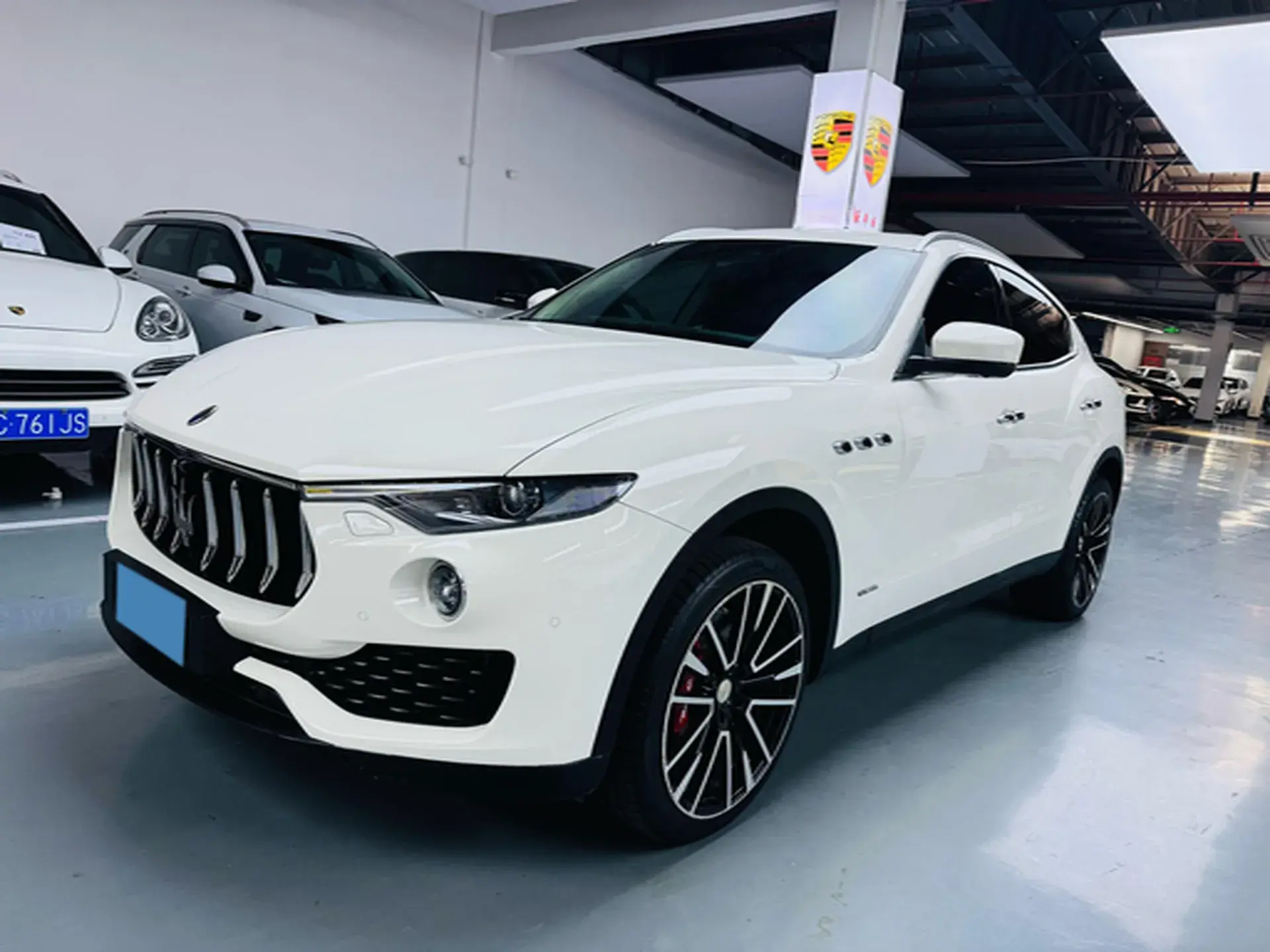 2018 MASERATI LEVANTE view 1