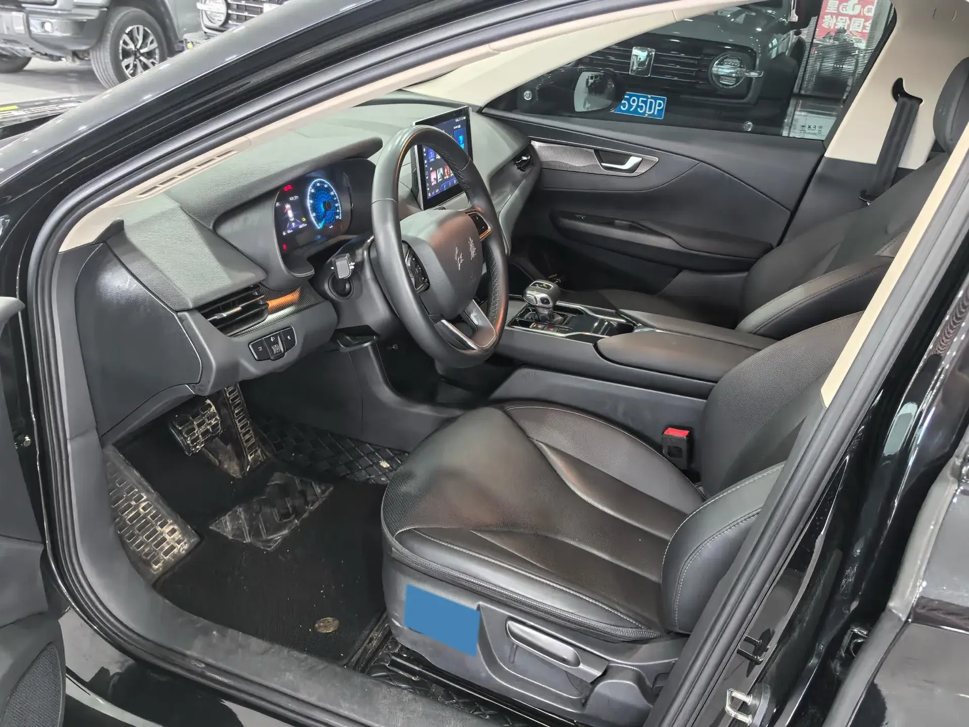 2023 HONGQI E-QM5 thumbnail 4