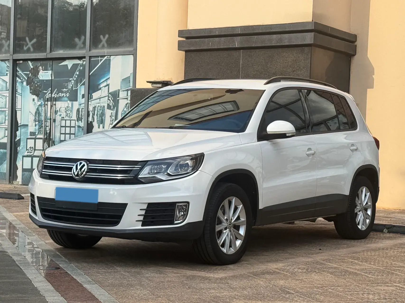 2017 VOLKSWAGEN TIGUAN view 1