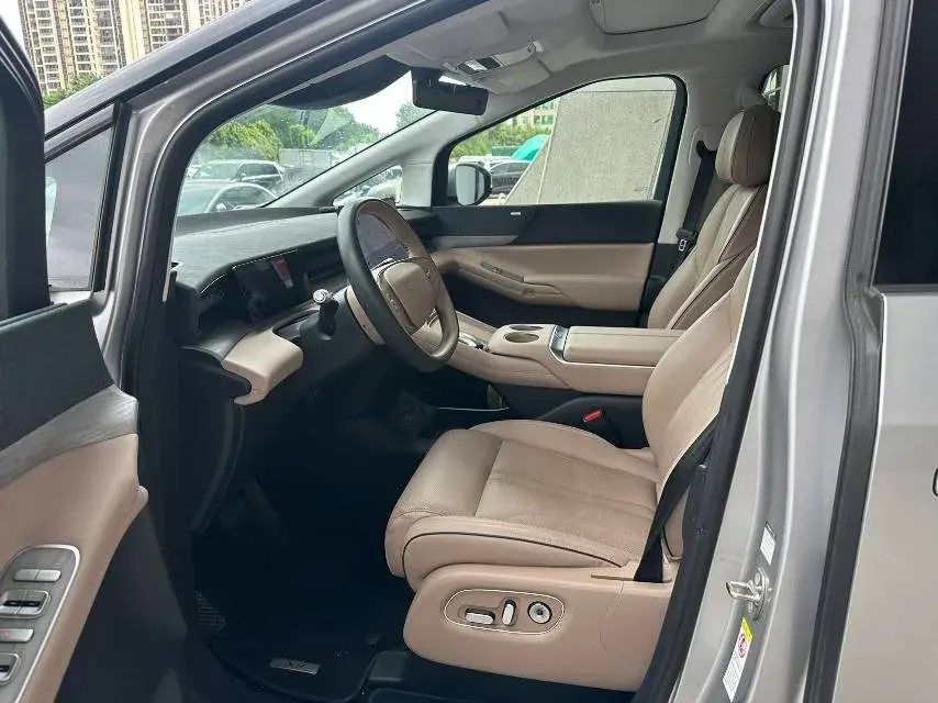 2024 XPENG X9 thumbnail 4