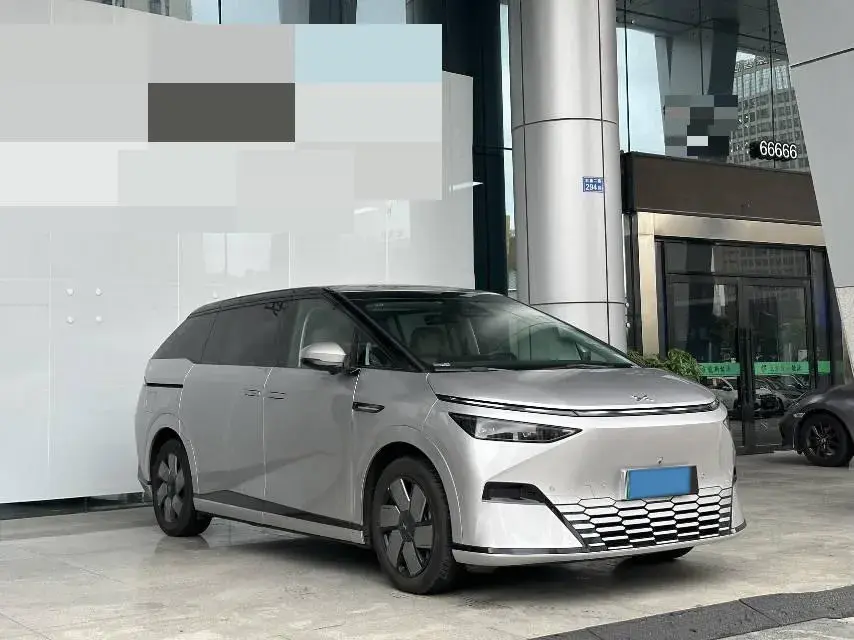 2024 XPENG X9 thumbnail 3