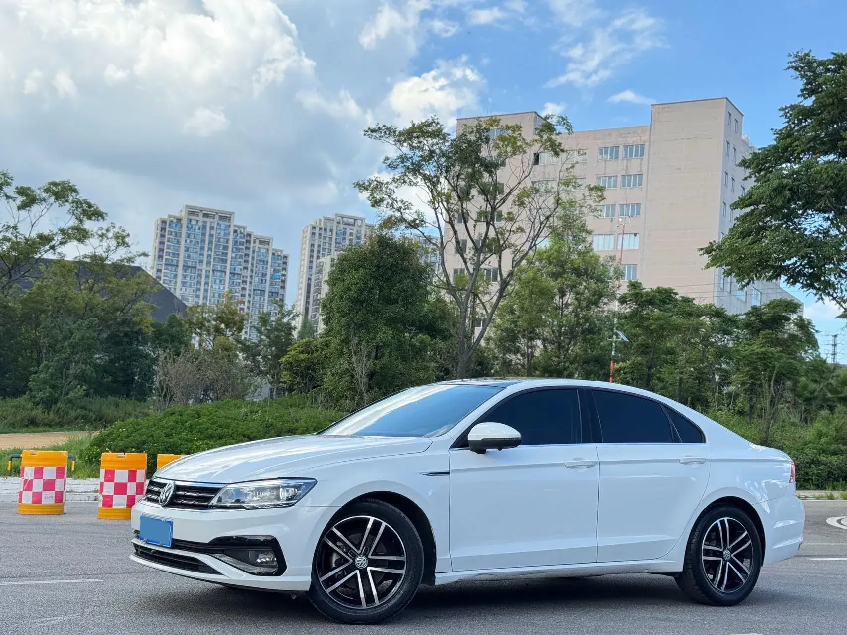 2021 VOLKSWAGEN LAMANDO view 1