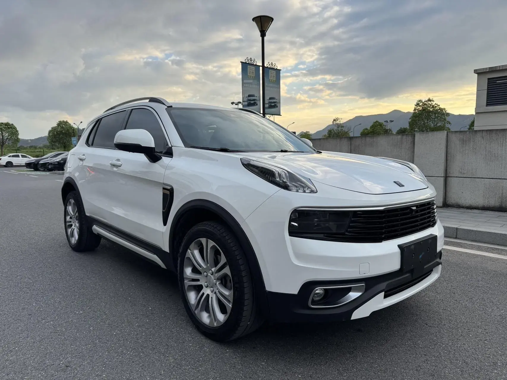 2019 LYNK&CO 01 thumbnail 3