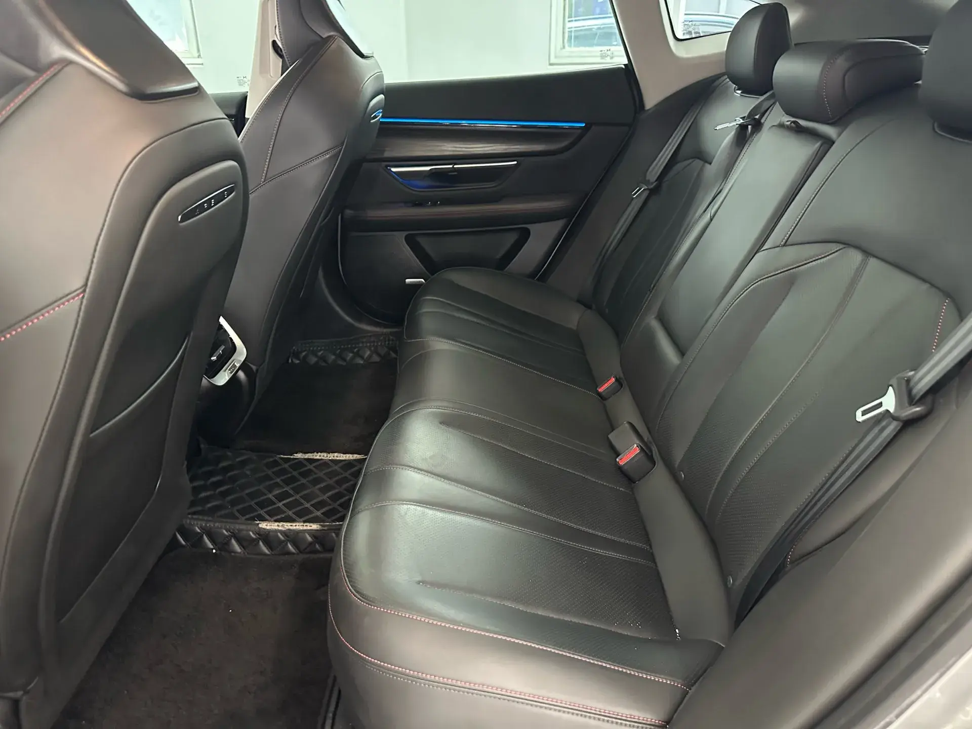 2022 XPENG P7 thumbnail 2