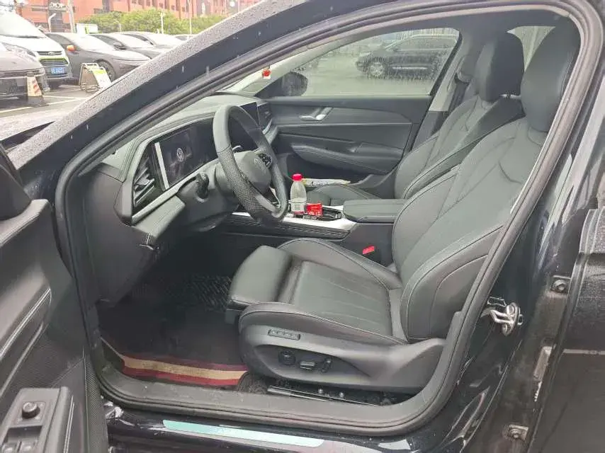 2025 VOLKSWAGEN PASSAT thumbnail 3