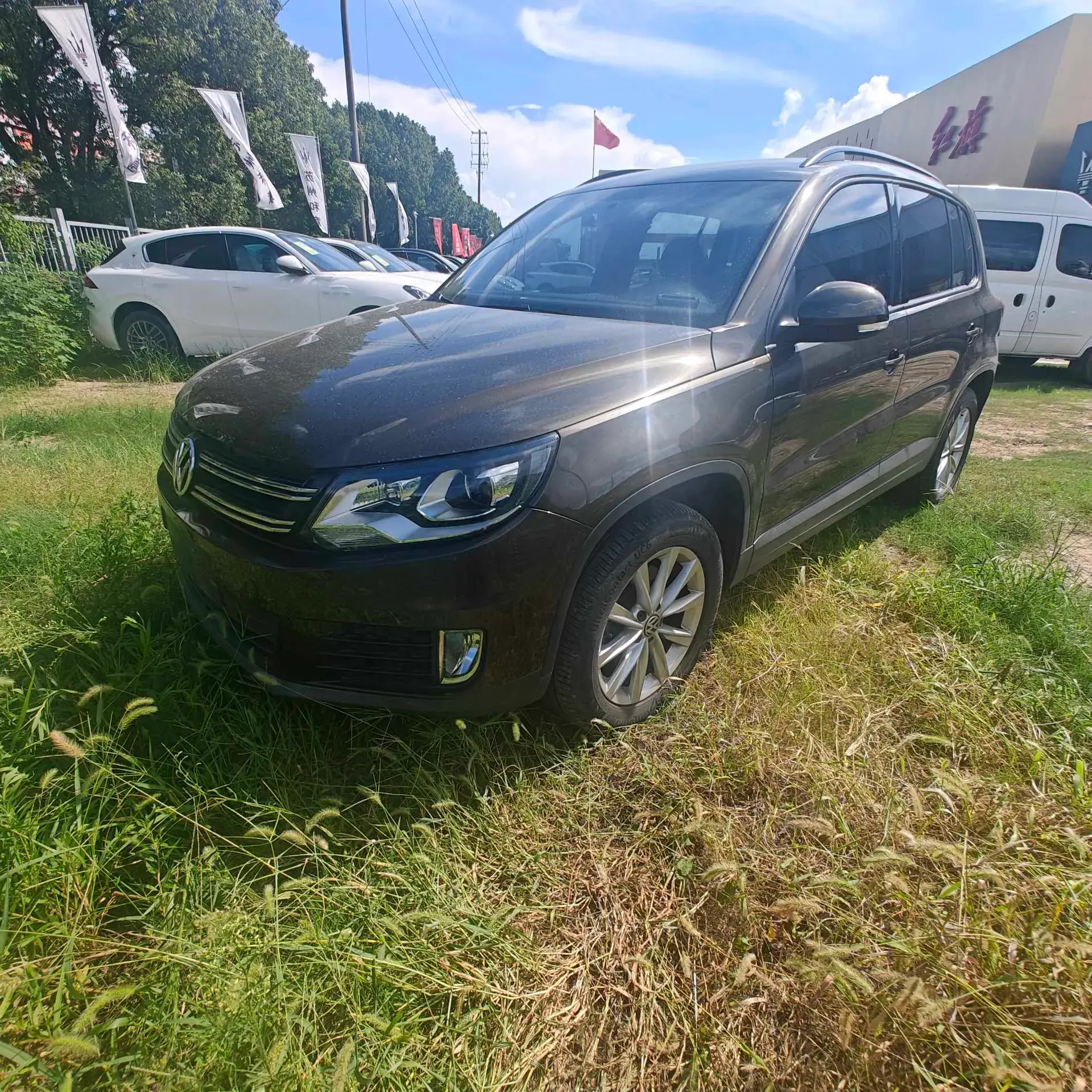 2017 VOLKSWAGEN TIGUAN view 1