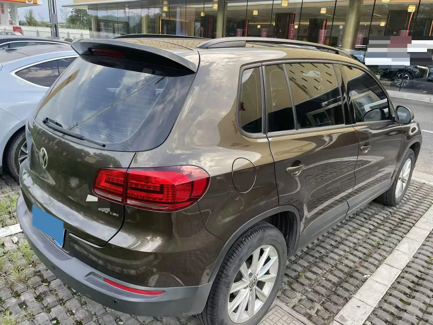 2017 VOLKSWAGEN TIGUAN thumbnail 4