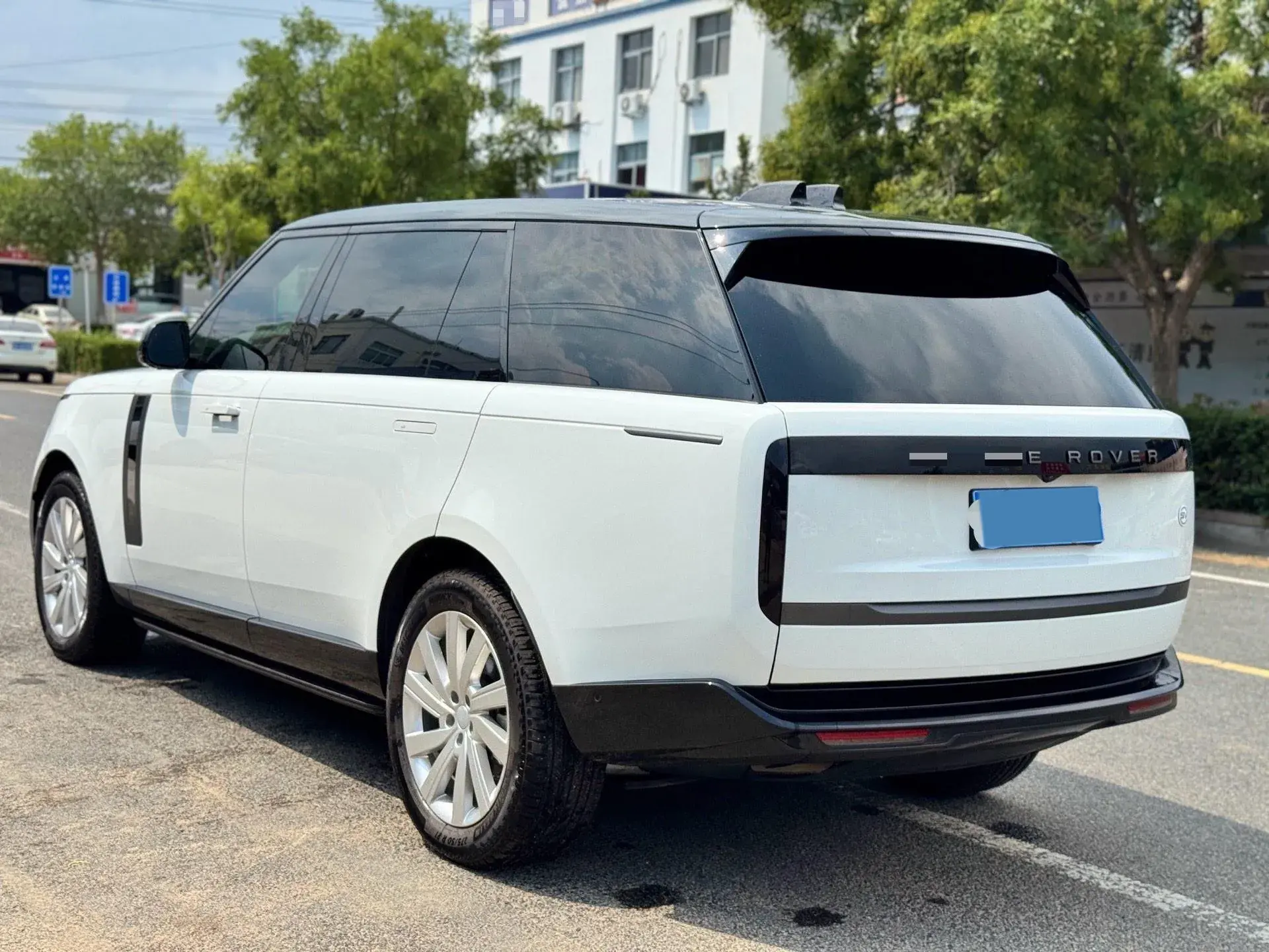 2025 LAND ROVER thumbnail 4