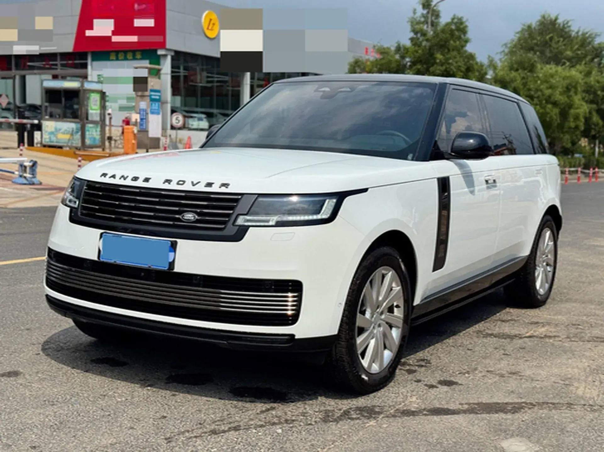 2025 LAND ROVER view 1