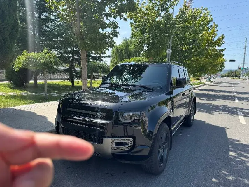 2023 LAND ROVER view 1