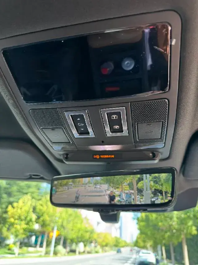 2023 LAND ROVER thumbnail 4