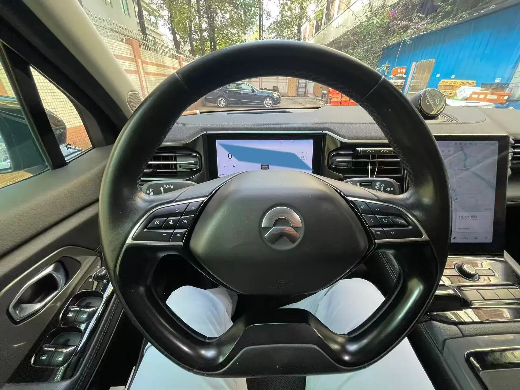 2018 NIO ES8 thumbnail 4