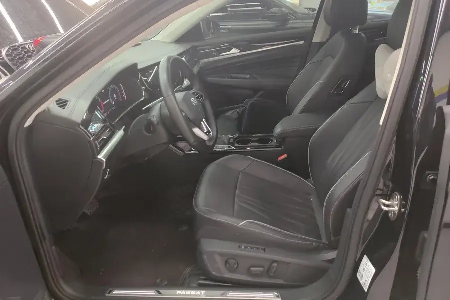 2023 VOLKSWAGEN PASSAT thumbnail 3