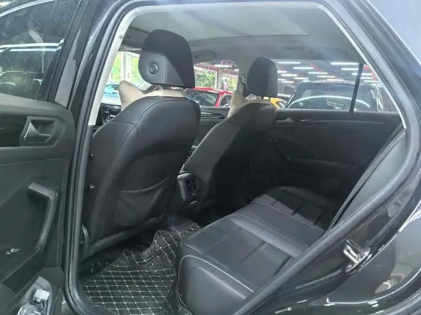 2021 VOLKSWAGEN T-ROC thumbnail 3