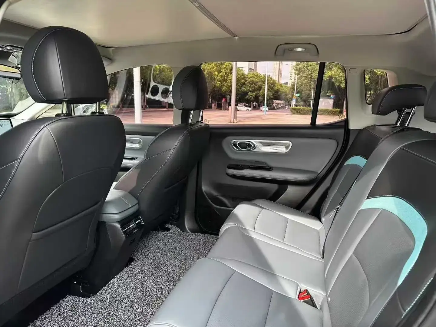 2022 AION Y thumbnail 3