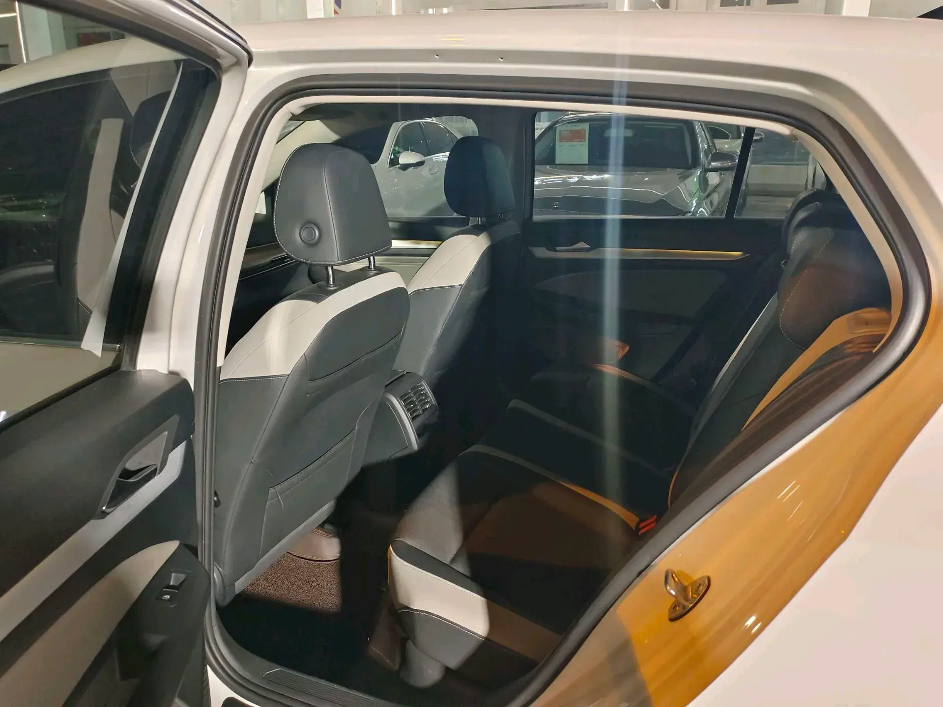 2021 VOLKSWAGEN GOLF thumbnail 4