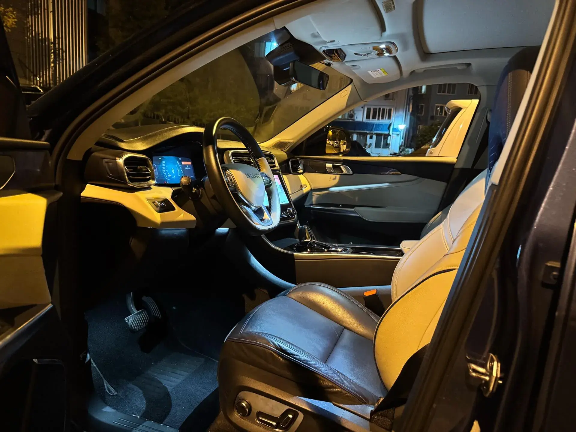 2017 LYNK&CO 01 thumbnail 4