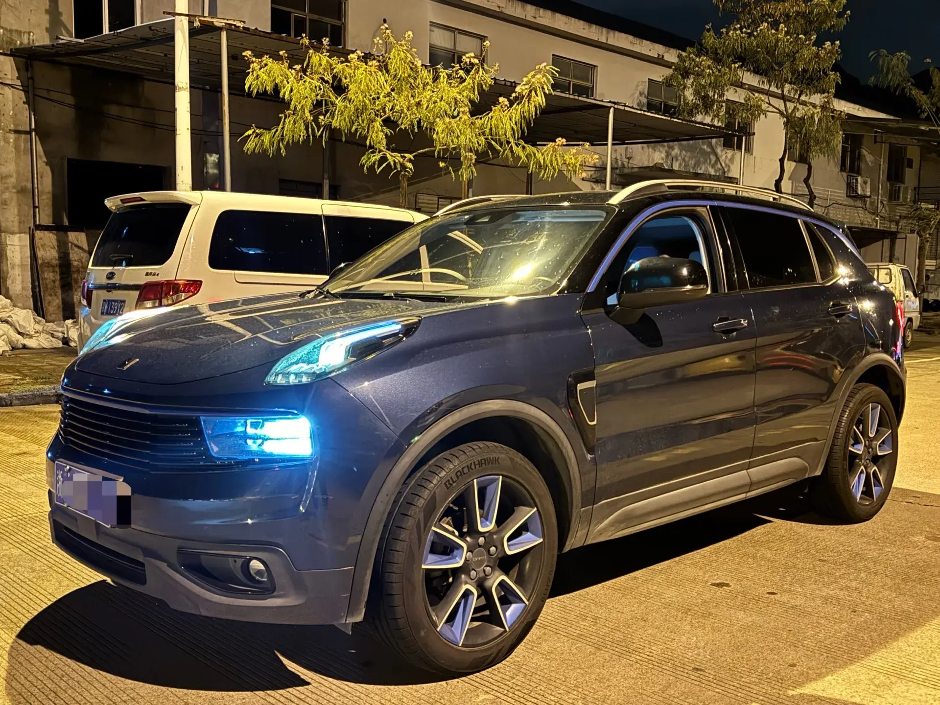 2017 LYNK&CO 01 view 1