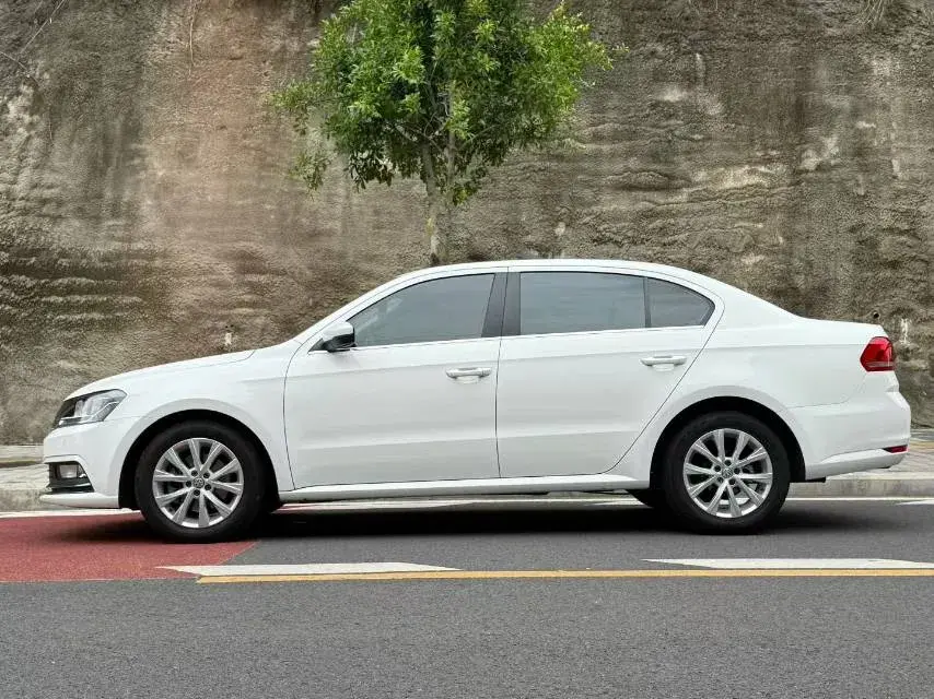 2017 VOLKSWAGEN LAVIDA thumbnail 3