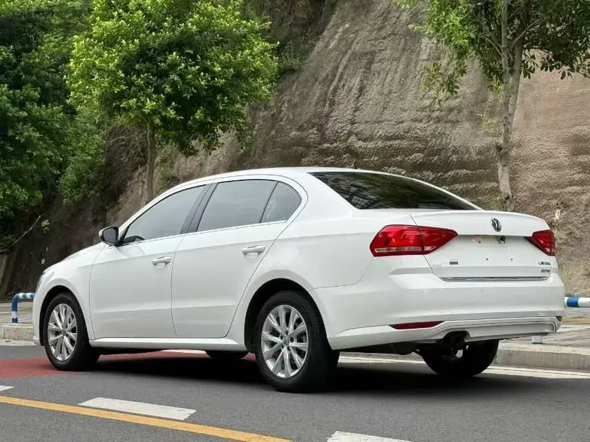 2017 VOLKSWAGEN LAVIDA thumbnail 4