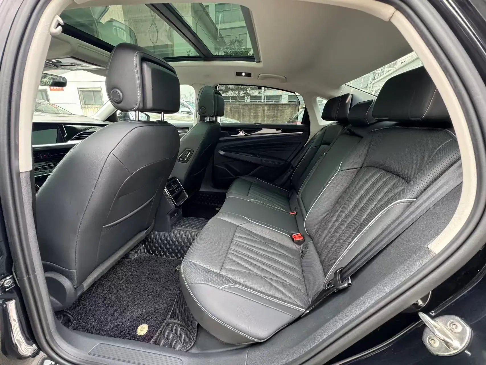 2022 VOLKSWAGEN PASSAT thumbnail 3