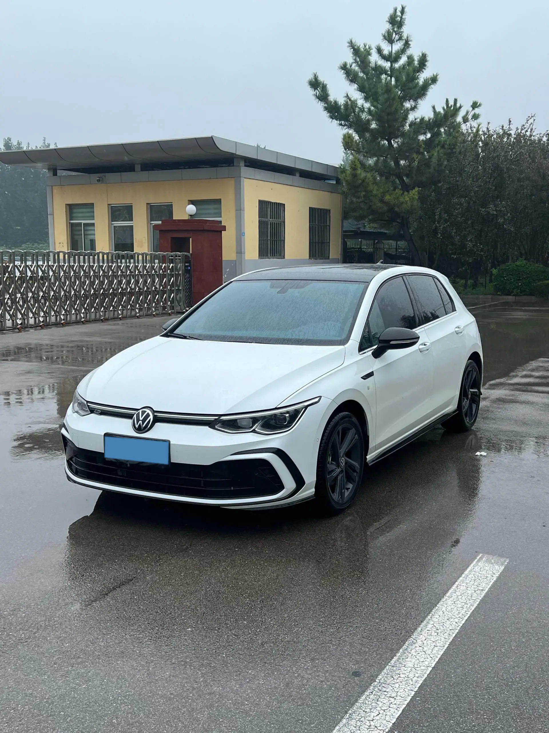 2023 VOLKSWAGEN GOLF view 1