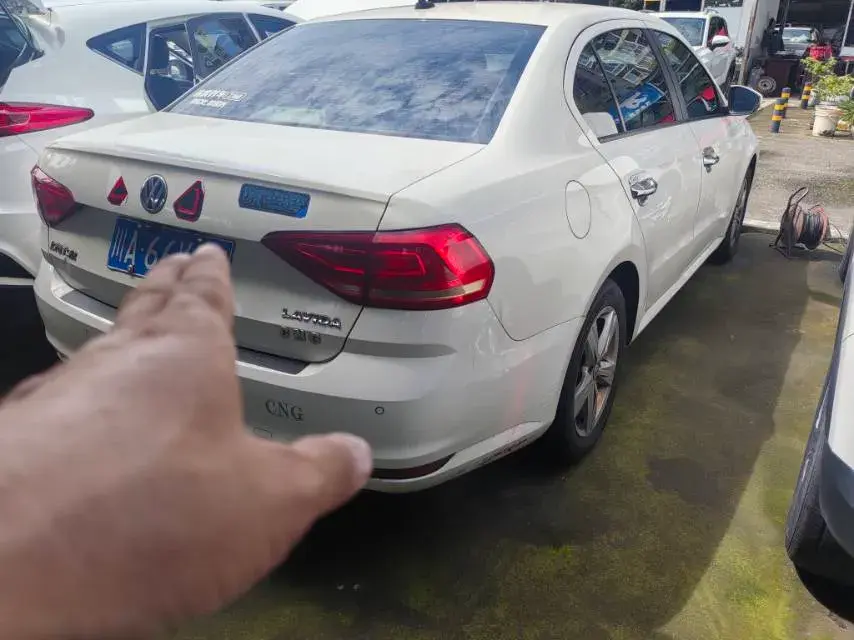 2017 VOLKSWAGEN LAVIDA thumbnail 3