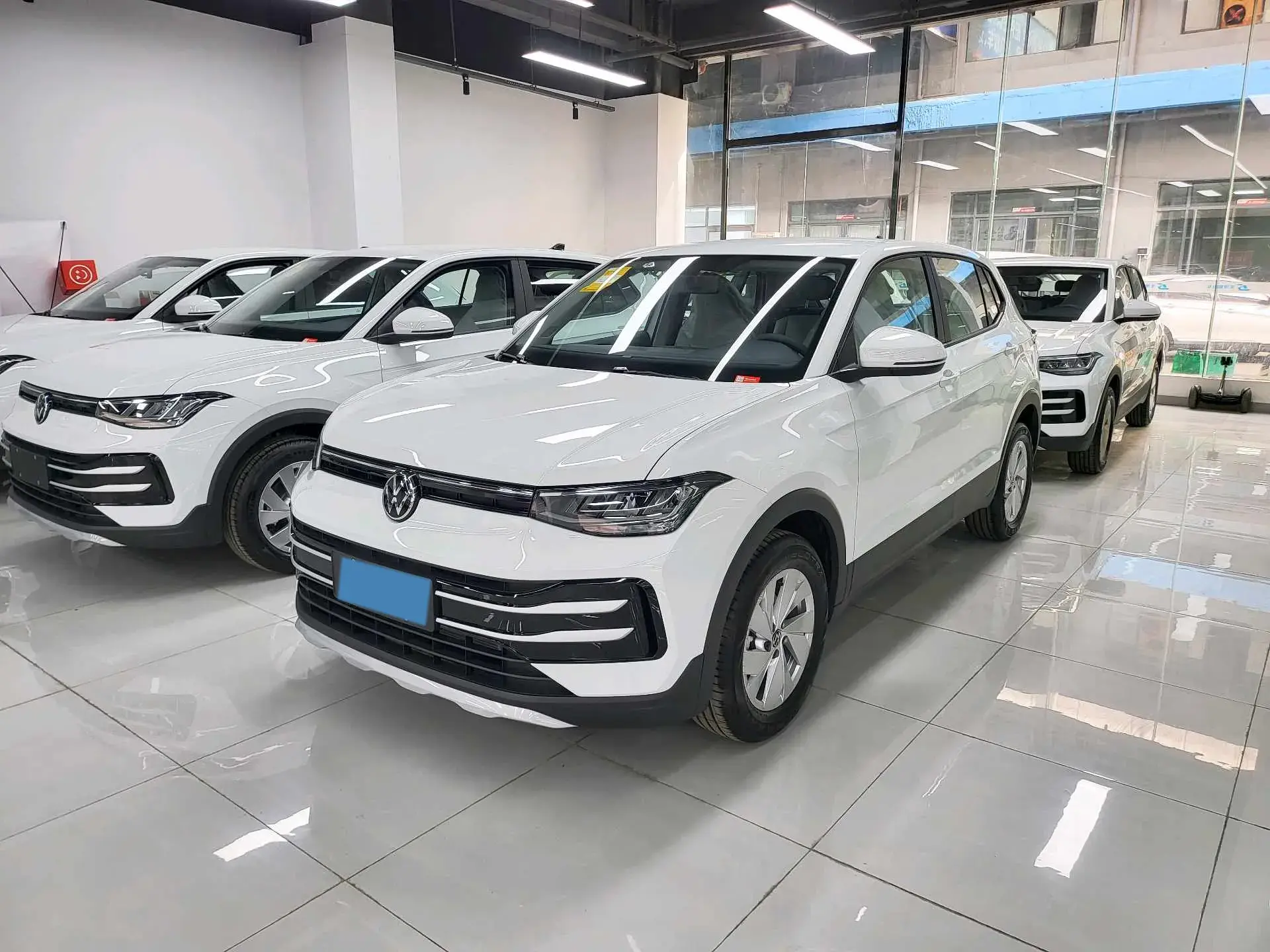 2025 VOLKSWAGEN THARU view 1