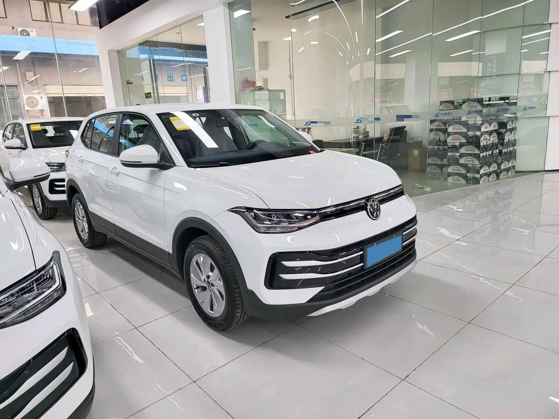 2025 VOLKSWAGEN THARU thumbnail 2