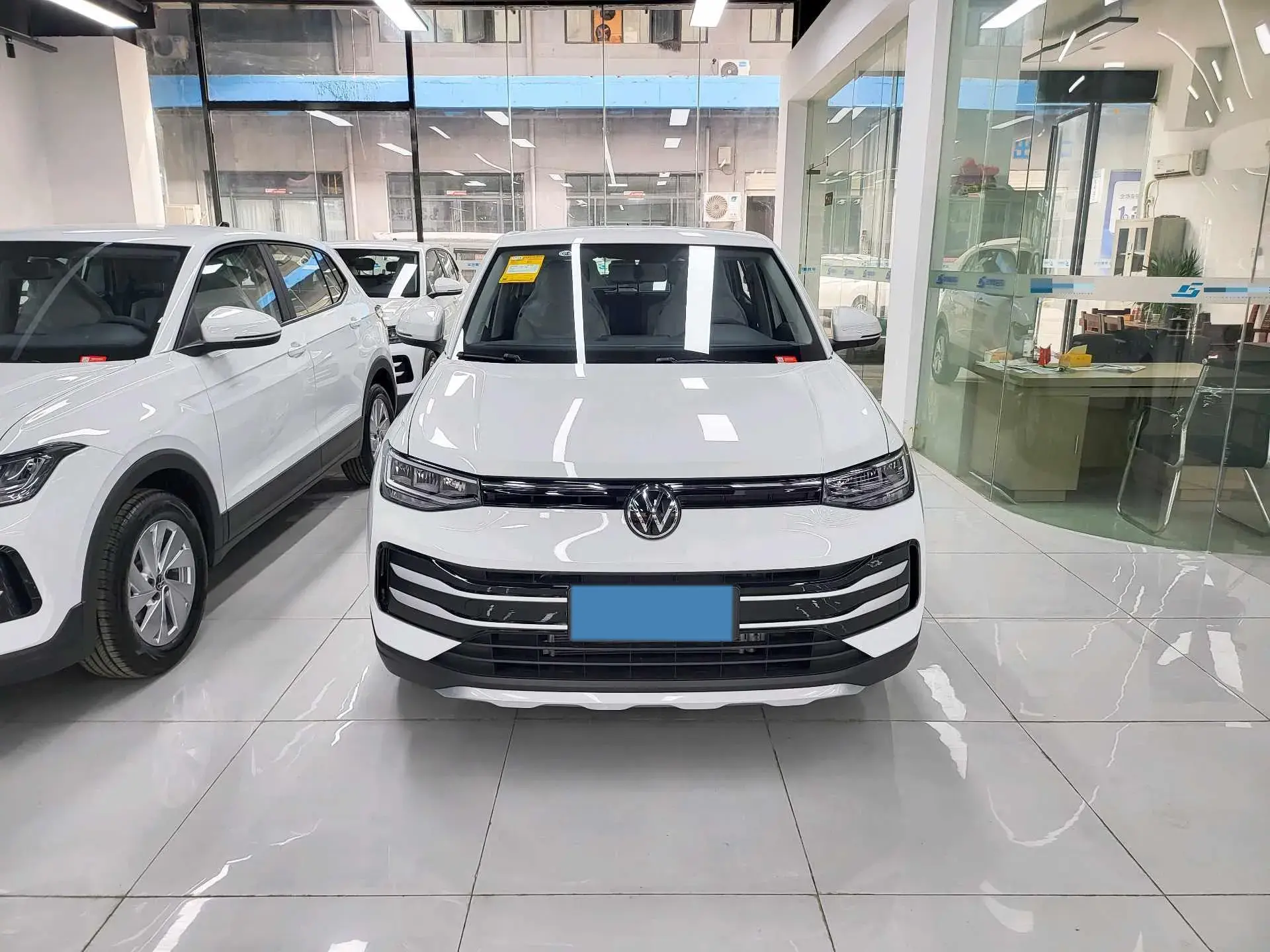 2025 VOLKSWAGEN THARU thumbnail 4