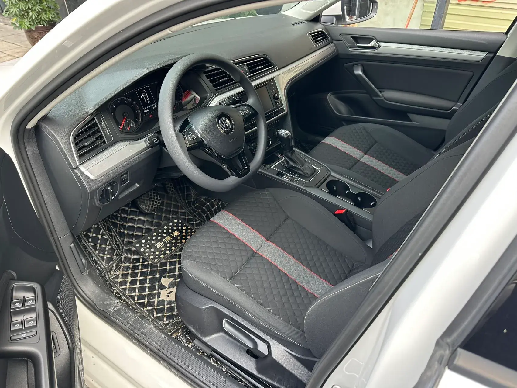 2019 VOLKSWAGEN LAMANDO thumbnail 2