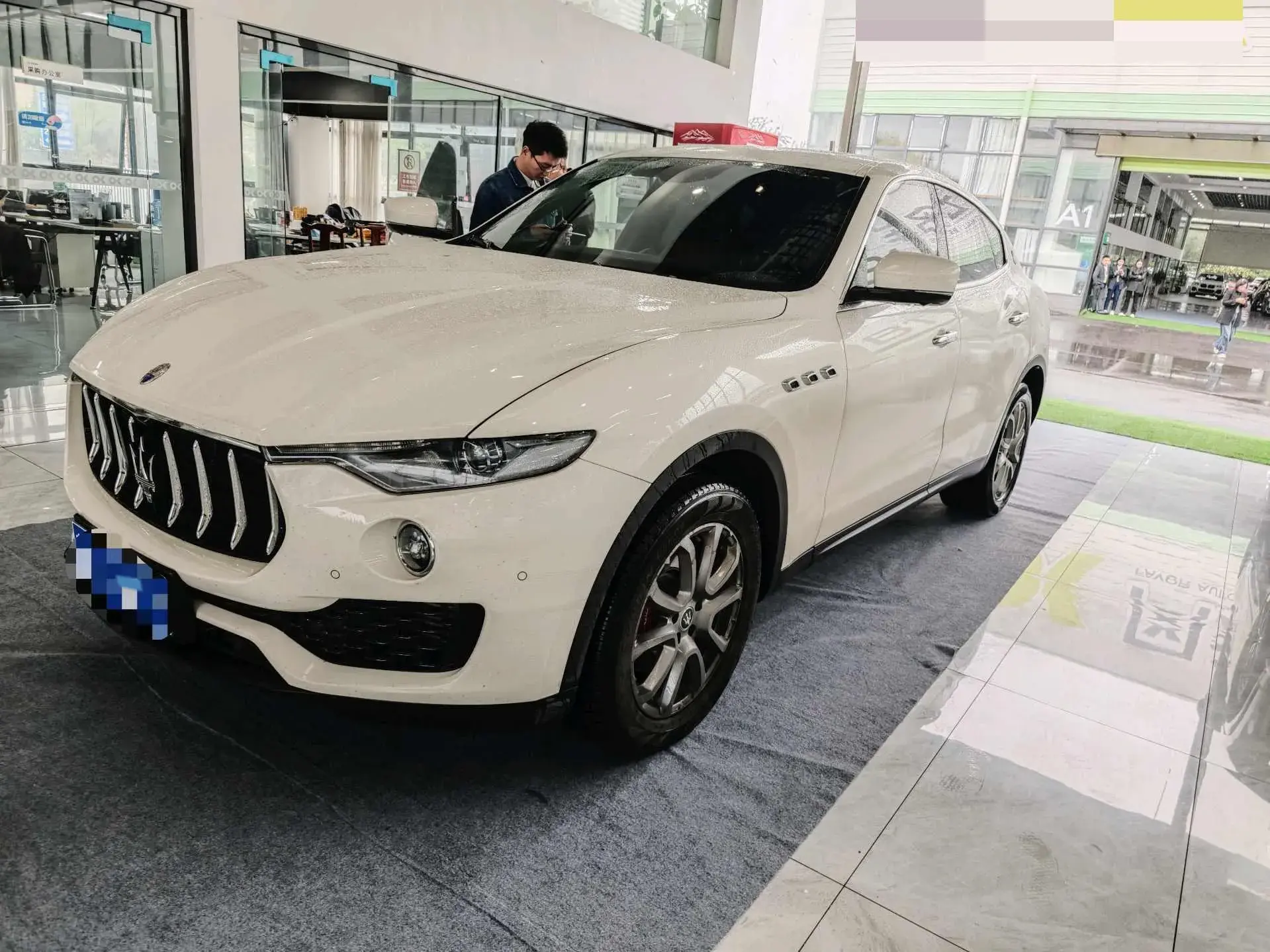 2021 MASERATI LEVANTE view 1