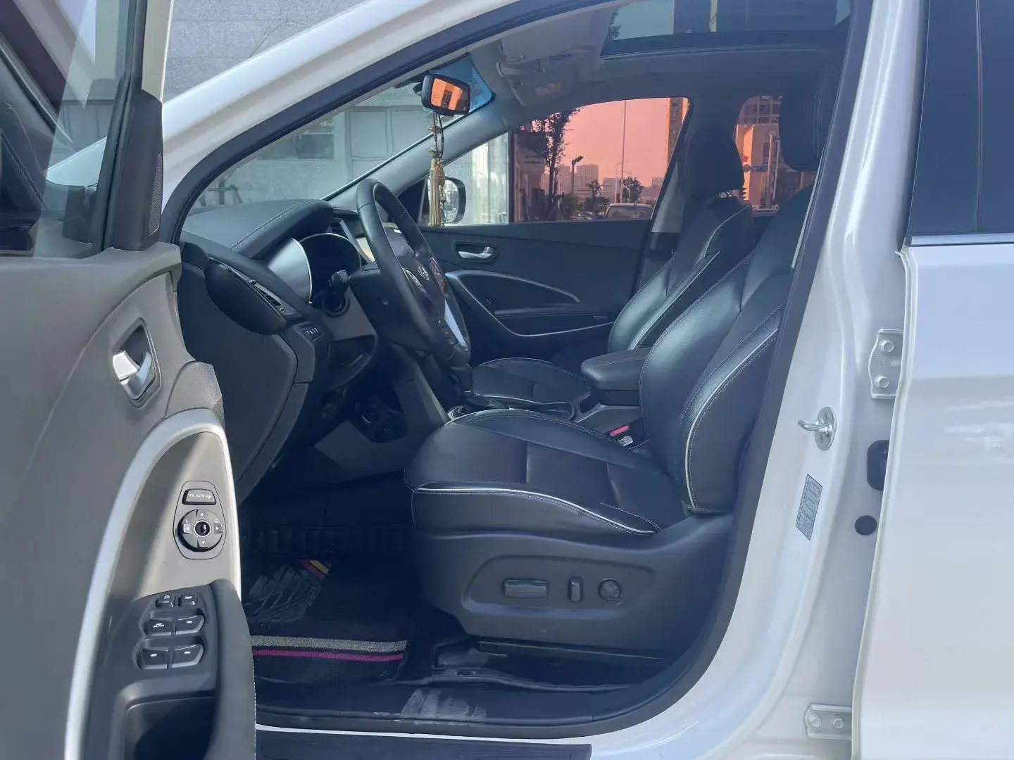 2017 HYUNDAI SANTAFE thumbnail 4