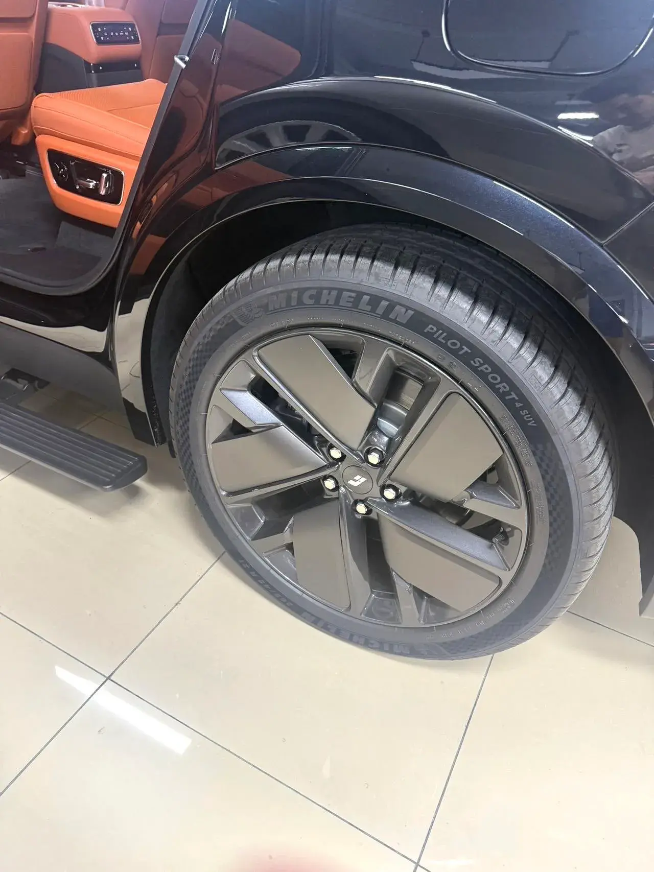 2025 LI L9 thumbnail 4